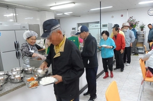 저소득 노인, '혼밥' 잦고 우울감 높아…"동반 식사장 마련해야"