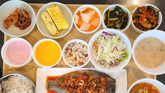 노인 인구 1천만…급식사들 '시니어 공략' 강화