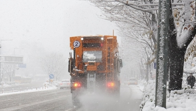 "출근길 전국이 빙판길"…아침까지 충청·남부 등에 많은 눈