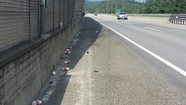 작년 고속도로 쓰레기 수거량 1만t…설 연휴 급증, 일평균 2배