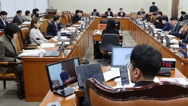 여야, 이물질 신고 코로나 백신 접종에 "적극행정"·"정책실패"