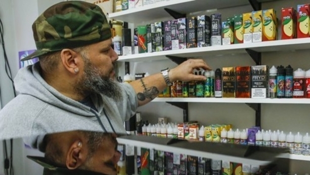 美 트럼프 정부, 가향 전자담배 확대 추진…FDA 국장은 '반대'