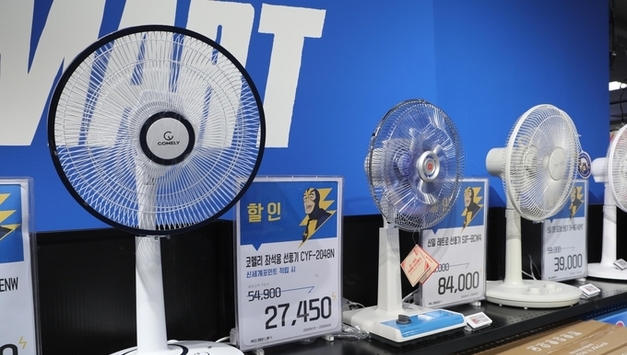 때 이른 '여름 특수'…선풍기 매출 두 배에 수박 '불티'