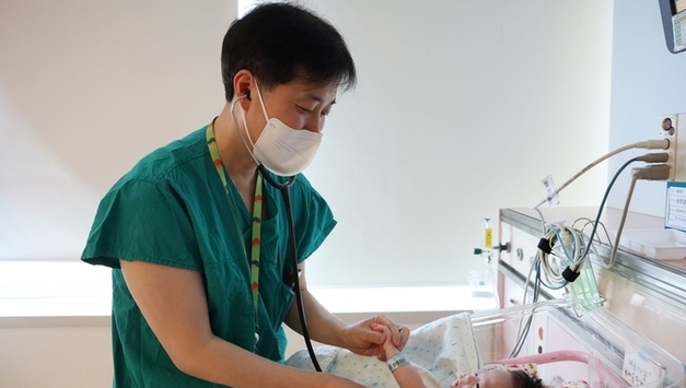 선천성 폐기형 신생아, 아산병원서 에크모 달고 수술 성공