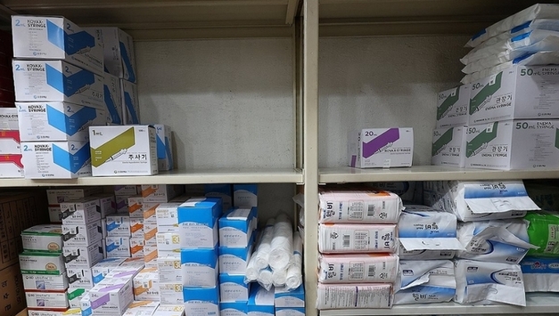 "하루 10개씩 쓰는데…" 간병물품 품귀에 허리휘는 희귀질환자들