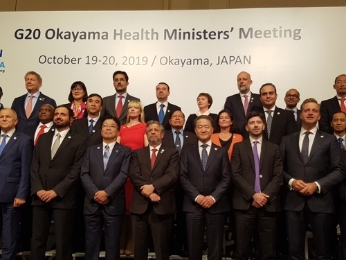19일 일본 오카야마에서 개최된 제3차 G20 보건장관 회의에서 박능후 보건복지부 장관 등 각국 대표들이 사진을 찍고 있다