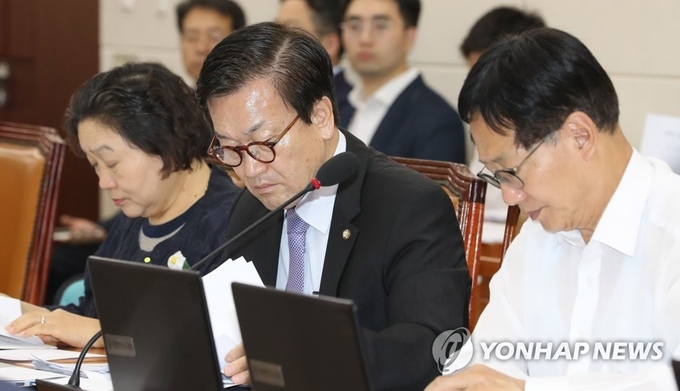 지난 17일 오후 열린 국회 보건복지위 전체회의에서 의원들이 법안 자료를 살펴보고 있다. 왼쪽부터 더불어민주당 인재근, 윤일규, 오제세 의원