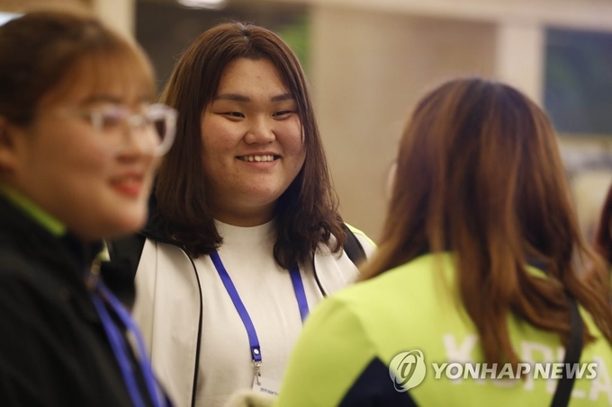 10월 21일 오후 2019 아시아 유소년·주니어 역도선수권대회에 참가하는 남측 선수단 후발대가 중국 베이징을 거쳐 숙소인 평양 양강도 국제호텔에 도착했다.이선미 선수(가운데)가 선발대 선수들과 인사하고 있다.