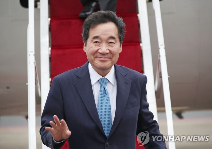 이낙연 국무총리가 25일 울산공항에 도착, 현대중공업 뉴질랜드 군수지원함 명명식에 참석하기 위해 이동하고 있다.<br>
이낙연 국무총리는 오는 28일 '최장수 국무총리' 타이틀을 갖게 된다. 2017년 5월 31일 문재인 정부 초대 국무총리로 임기를 시작한 이 총리는 오는 28일이면 '재임 881일'(2년 4개월 27일)을 맞는다.<br>
이는 1987년 10월 대통령 직선제 도입 이후 국무총리로서는 최장 재임 기간으로, 직전 최장수 총리인 김황식 전 국무총리(2010년 10월 1일∼2013년 2월 26일, 880일) 기록을 깨는 것이다.