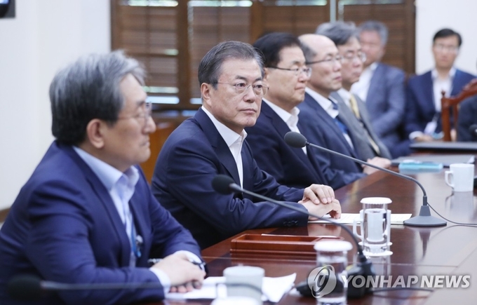 문재인 대통령이 조국 전 장관이 사의를 표명한 10월 14일 오후 문재인 대통령이 청와대에서 열린 수석·보좌관 회의에 참석해 있다.