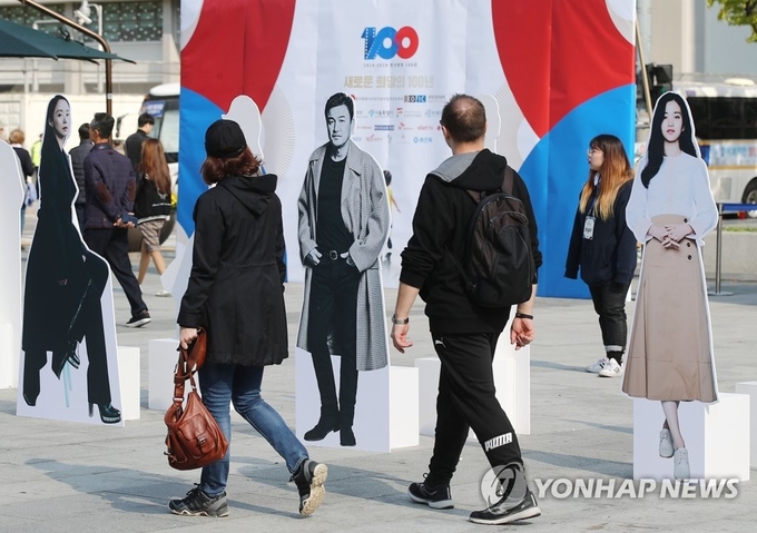 27일 오후 서울 광화문광장 '한국영화 100년 기념' 전시 행사장을 찾은 시민들이 전시물을 관람하고 있다.