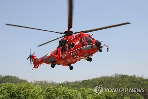 독도 인근에서 발생한 응급환자를 태우고 육지로 향하던 소방헬기가 해상에 추락했다. 소방당국 등에 따르면 31일 오후 11시 28분께 독도에서 이륙한 중앙119구조본부 소속 EC225 헬기 한 대가 이륙 뒤 독도 인근 200m~300m 지점에서 해상으로 떨어졌다. 사진은 지난 2009년 경기도 남양주시 중앙119구조대에서 열린 EC225 헬기 취항식 모습.