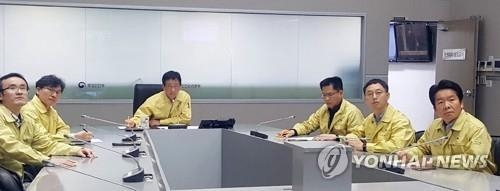 진영 행정안전부 장관이 1일 중앙재난안전상황실 서울상황센터에서 울릉군 독도 인근 소방헬기 추락사고와 관련해 긴급 영상회의를 주재하고 있다