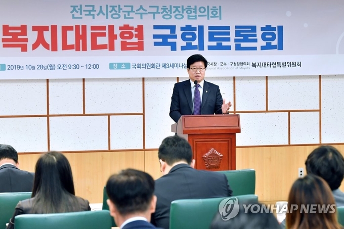 지난달 28일 국회 의원회관 제3세미나실에서 열린 '복지대타협 국회 토론회'에서 전국시장군수구청장협의회장인 염태영 수원시장이 개회사를 하고 있다.