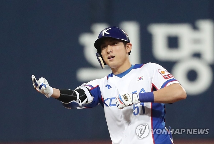 8일 고척스카이돔에서 열린 2019 WBSC 프리미어12 예선라운드 C조 한국과 쿠바의 경기.<br>
6회 말 2사 2루 상황에서 한국 이정후가 1타점 2루타를 친 뒤 환호하고 있다.