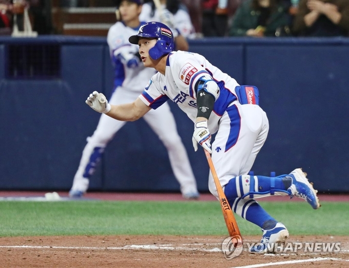 8일 오후 서울 구로구 고척스카이돔에서 열린 2019 WBSC 프리미어12 예선라운드 C조 한국과 쿠바의 경기.2회 말 2사 만루에서 한국 김하성이 2타점 안타를 친 뒤 타구를 바라보고 있다