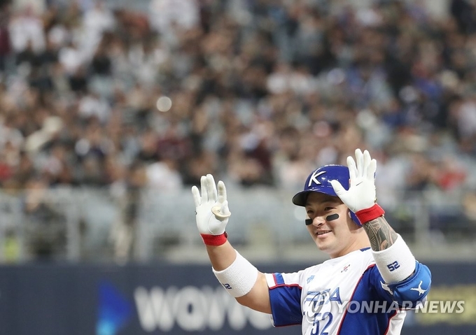 8일 고척스카이돔에서 열린 2019 WBSC 프리미어12 예선라운드 C조 한국과 쿠바의 경기.5회 말 1사 1, 2루 상황에서 한국 박병호가 1타점 안타를 치고 세리머니를 하고 있다.