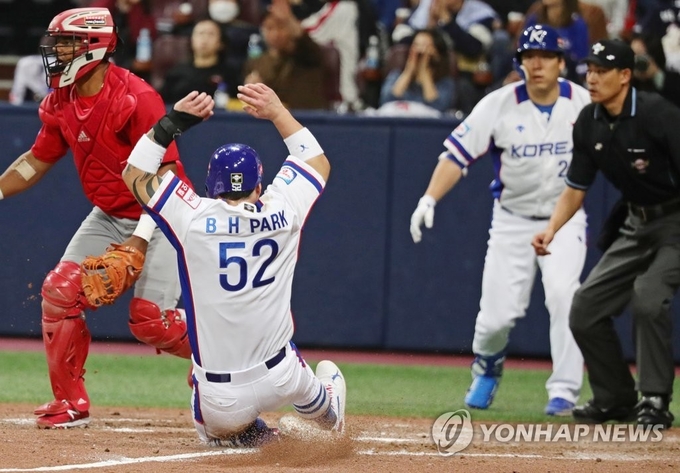 8일 오후 서울 구로구 고척스카이돔에서 열린 2019 WBSC 프리미어12 예선라운드 C조 한국과 쿠바의 경기.5회 말 1사 1, 3루 양의지 희생플라이 때 3루 주자 박병호가 홈으로 들어오고 있다.