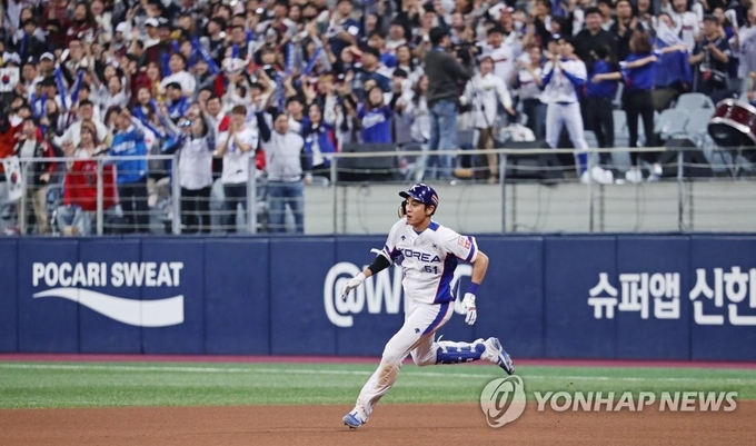 8일 오후 서울 구로구 고척스카이돔에서 열린 2019 WBSC 프리미어12 예선라운드 C조 한국과 쿠바의 경기.6회 말 2사 2루에서 이정후가 1타점 안타를 친 뒤 2루 베이스로 향하고 있다.