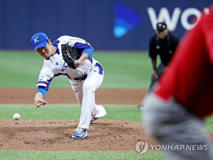 8일 오후 서울 구로구 고척스카이돔에서 열린 2019 WBSC 프리미어12 예선라운드 C조 한국과 쿠바의 경기.1회 초 한국 선발 박종훈이 역투하고 있다.