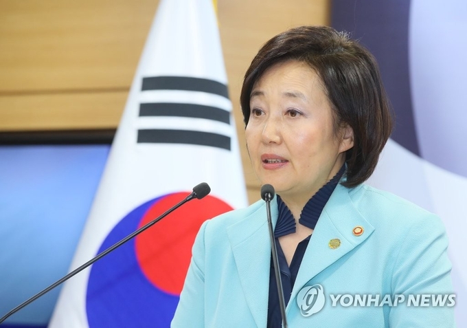 광주 무인저속 특장차, 대전 바이오메디컬, 울산 수소그린모빌리티, 전북 친환경자동차, 전남 에너지 신산업, 경남 무인선박, 제주 전기차 충전서비스 등 총 7개 지역이 제2차 규제특구로 지정됐다.<br>
박영선 중소벤처기업부 장관이 12일 세종시 정부세종청사에서 제2차 규제자유특구 지정에 관해 설명하고 있다.