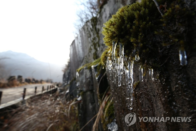 올가을 들어 가장 추운 날씨를 기록한 14일 무등산국립공원 얼음바위에 고드름이 맺혀 있다.