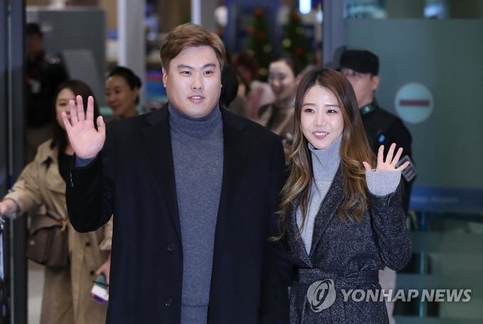 내셔널리그 사이영상 투표서 단독 2위에 오른 LA다저스의 류현진과 아내 배지현 전 아나운서가 14일 오후 인천국제공항을 통해 귀국하고 있다.
