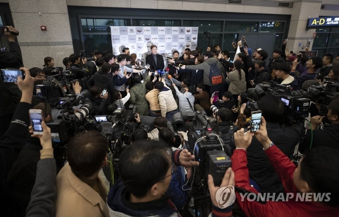 내셔널리그 사이영상 투표서 단독 2위에 오른 LA다저스의 류현진이 14일 오후 인천국제공항을 통해 귀국하며 취재진 질문에 답하고 있다
