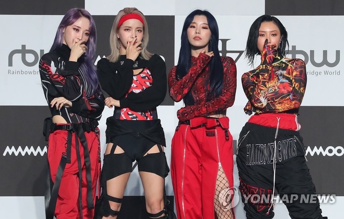 그룹 마마무가 14일 오후 서울 동대문구 경희대 평화의전당에서 정규 2집 '리얼리티 인 블랙'(reality in BLACK) 발매 기념 쇼케이스에서 포즈를 취하고 있다. 이날 마마무는 타이틀 곡 'HIP'을 공개했다