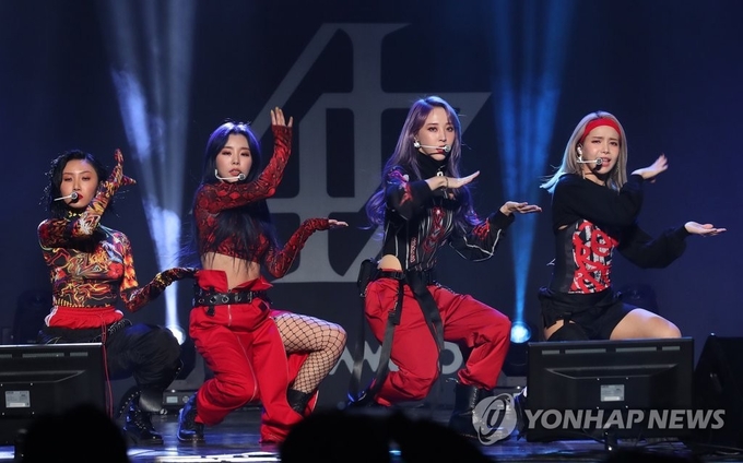 그룹 마마무가 14일 오후 서울 동대문구 경희대 평화의전당에서 정규 2집 '리얼리티 인 블랙'(reality in BLACK) 발매 기념 쇼케이스 무대를 선보이고 있다.