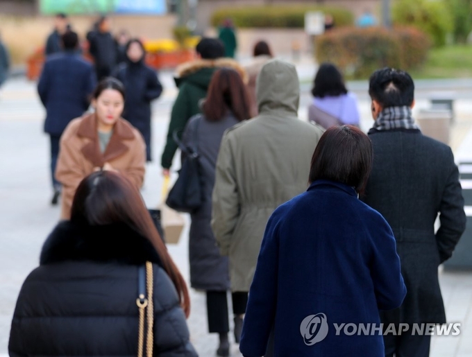 중부지방에 한파주의보가 내려진 19일 오전 서울 광화문광장에서 시민들이 두꺼운 외투를 입은 채 걸어가고 있다.