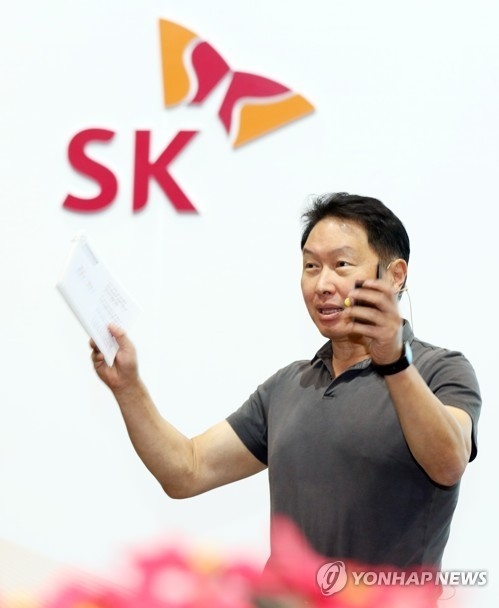 최태원 SK회장이 지난 10월 18일 제주 디아넥스 호텔에서 열린 `2019 CEO세미나'에서 폐막 연설을 하고 있다.