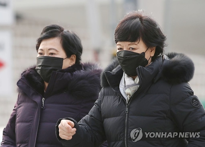 초미세먼지 농도가 '나쁨'인 9일 오후 서울 중구 서울시청 인근에 마스크를 쓴 시민들이 발걸음을 옮기고 있다.