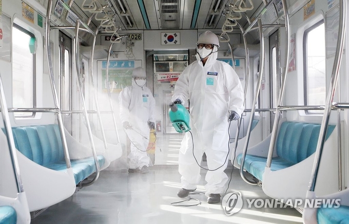 29일 오전 인천시 계양구 인천교통공사 귤현차량기지에 정차한 지하철 전동차량에서 공사 관계자들이 신종 코로나바이러스인 '우한 폐렴'의 확산을 예방하기 위해 방역작업을 하고 있다.