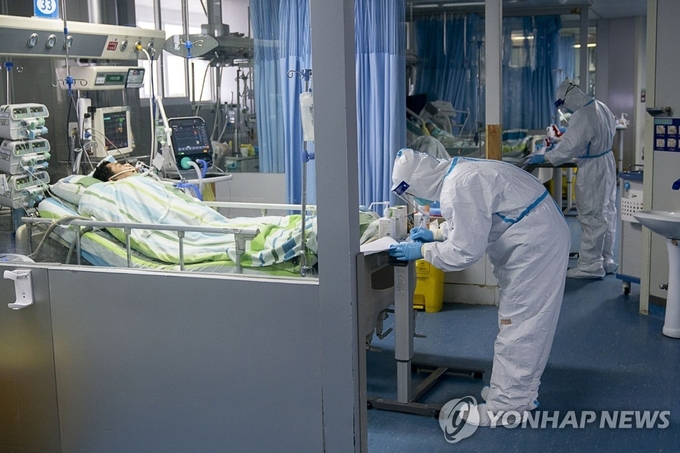 지난 24일 중국 후베이성 우한대학 중난병원의 집중치료실에서 보호복을 입은 의료진이 신종 코로나바이러스 감염증(우한 폐렴) 확진 환자들을 돌보고 있다. l