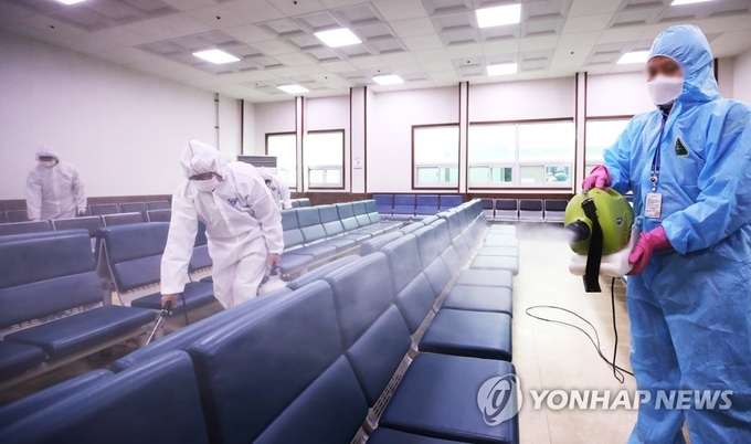 =28일 오전 경기도 평택시 포승읍 평택항국제여객터미널에서 평택시청 항만정책과 관계자들이 신종 코로나바이러스 감염증인 '우한 폐렴' 확산을 막기 위한 방역작업을 하고 있다.
