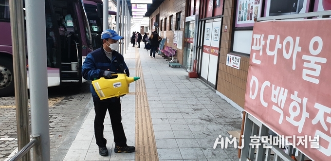 평택시가 신종코라나 확산 방지를 위해 특별 방역을 하고 있다.