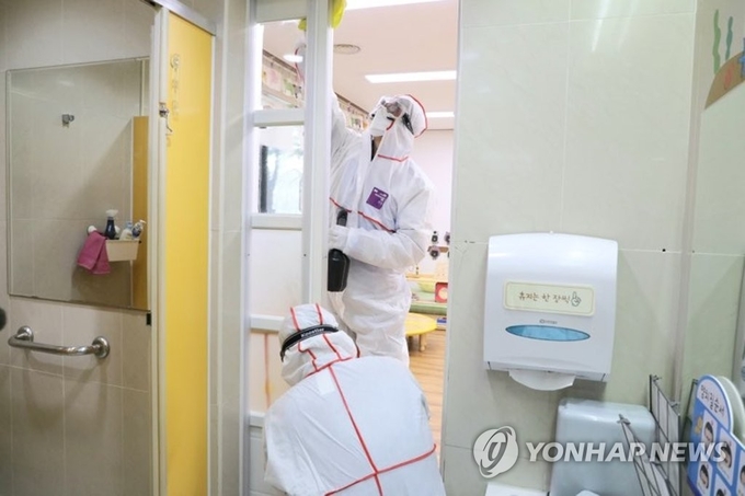 2일 오전 경기도 안양시의 한 어린이집에서 관계자들이 방역 소독을 하고 있다.안양시는 "신종 코로나바이러스 감염증 확산 방지를 위해 3일까지 관내 493개 모든 어린이집 및 유치원에 대해 방역 소독을 하기로 했다"고 밝혔다