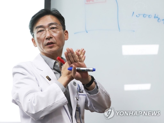 아주대병원과의 갈등 끝에 경기남부권역 외상센터장 자리에서 물러난 이국종 교수가 5일 오전 경기도 수원시 아주대병원 경기남부권역 외상센터에서 취재진에게 내용을 설명하고 있다