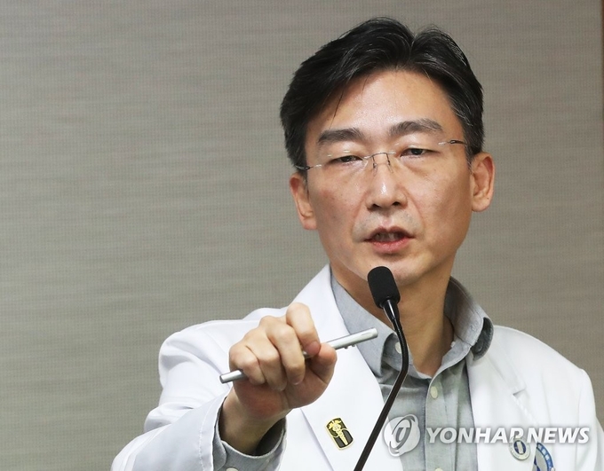 외상센터 갈등 설명하는 이국종 교수