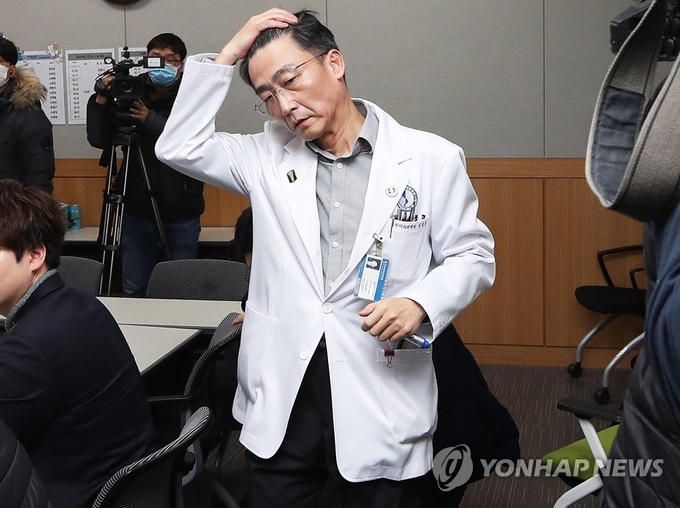 아주대병원과의 갈등 끝에 경기남부권역 외상센터장 자리에서 물러난 이국종 교수가 5일 오전 경기도 수원시 아주대병원 경기남부권역 외상센터에서 취재진에게 관련 내용 등을 설명하기 위해 자리를 이동하고 있다