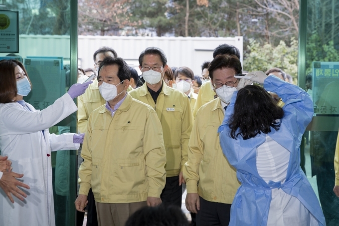 8일 오전 정세균 국무총리와 이재명 경기도지사가 신종 코로나바이러스 감염증 대응 상황을 점검하기 위해 경기도의료원 수원병원을 찾아 체온 측정을 받으며 입장하고 있다.