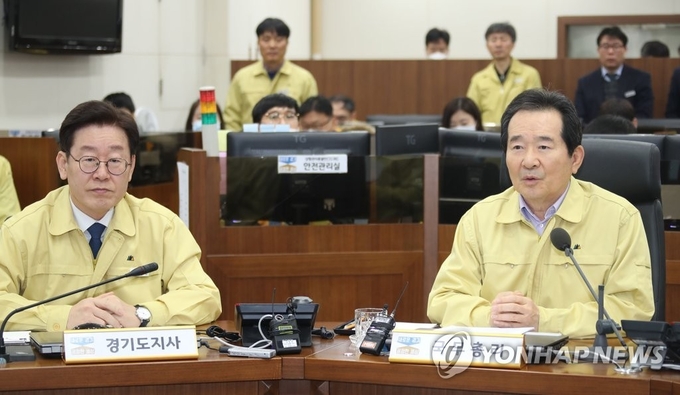 정세균 국무총리(오른쪽)가 휴일인 8일 오전 경기도 재난안전대책본부를 방문해 신형 코로나바이러스 감염증 대응 현황을 보고 받은 후 발언하고 있다.