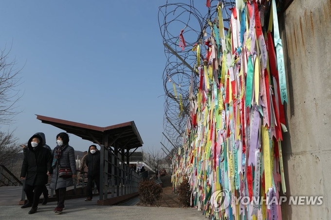 4일 경기도 파주시 임진각에서 신종 코로나바이러스 감염증 확산으로 관광객들이 마스크를 한 채 이동하고 있다