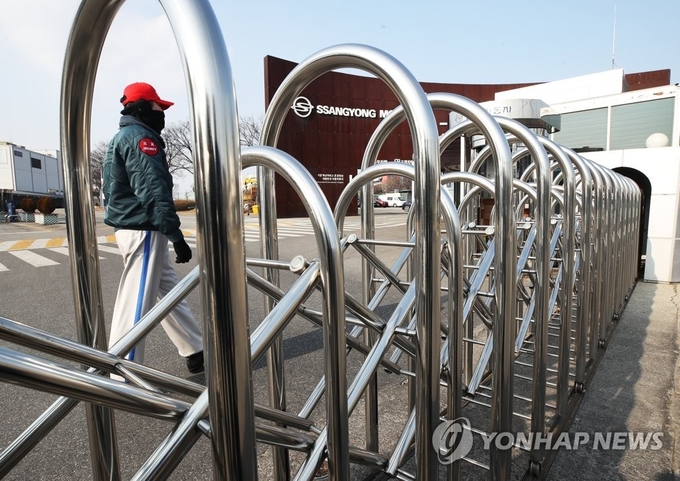 쌍용자동차가 신종 코로나바이러스 감염증(신종코로나)의 영향으로 중국산 부품 재고 소진에 따라 4일부터 12일까지 평택공장에서 자동차 생산을 중단했다.사진은 4일 오후 경기도 평택시 쌍용자동차 평택공장 모습.