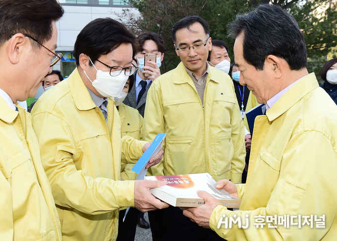 염태영 시장(왼쪽)이 정세균 총리에게 「메르스 일성록」과 건의문을 전달하고 있다.(수원시 제공)
