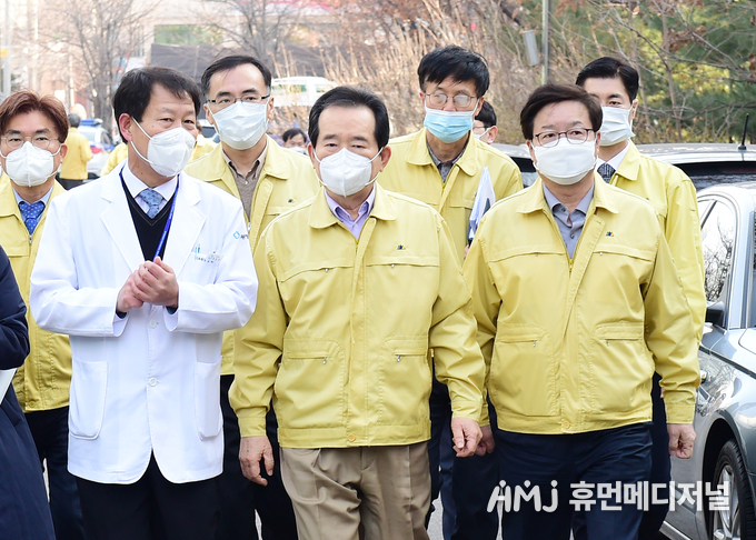 염태영 시장(오른쪽)이 정세균 총리와 함께 경기도의료원 수원병원을 시찰하고 있다.(수원시 제공)