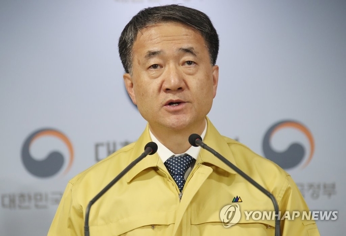 박능후 보건복지부 장관이 23일 정부서울청사에서 신종 코로나바이러스 감염증(코로나19) 범정부대책회의를 마친 후 결과를 브리핑하고 있다.