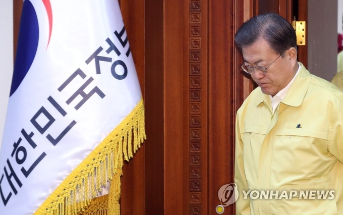 문재인 대통령이 23일 오후 정부서울청사에서 열린 코로나19 범정부대책회의에 입장하고 있다