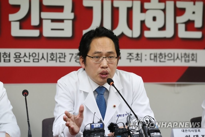 최대집 대한의사협회 회장이 24일 오후 서울 용산구 대한의사협회 임시회관에서 열린 코로나19 위기 경보 심각 단계 관련 긴급 기자회견에서 발언하고 있다.